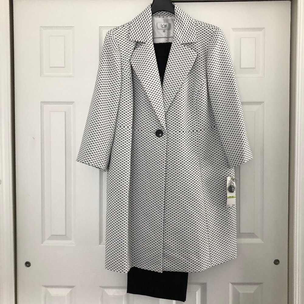 NWT - Le Suit Woman 2 pc Suit Black and White Jacket, Black Pants (Size 18W)